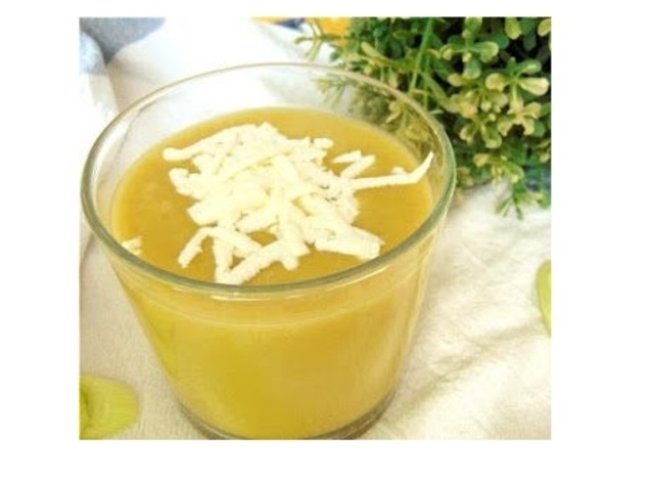 3 стръка праз лук
1 морков
1 картоф
400 мл пилешки бульон
100 г краве сирене 
черен пипер на вкус