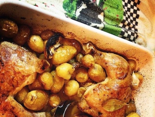 500 г пресни картофи
140 г зелени маслини без костилка
2 големи пилешки бутчета
7 скилидки чесън, необелени
1 лимон
3 с.л. зехтин
4-5 дафинови листа
черен пипер
едра хималайска сол