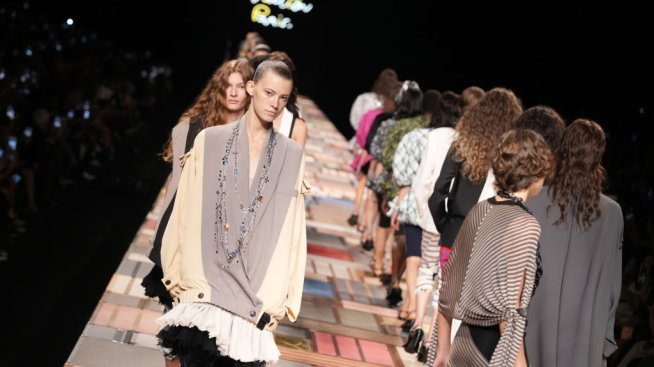 Разнообразие от десени и бухнали ръкави в колекцията на Louis Vuitton.Снимка: Getty