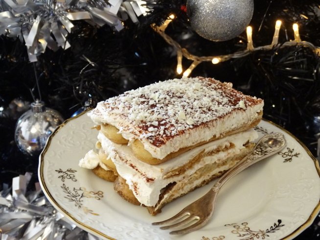 1 голям пакет бишкоти
3 пакетчета крема сирене (Lacrima)
200 мл течна сметана
5 с. л. пудра захар
4 лъжици ром
2 чаши студено кафе
какао