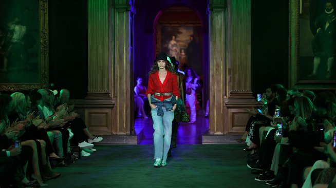 Цветове и графити: Louis Vuitton представи круизната си колекция за 2027. Снимка: Getty