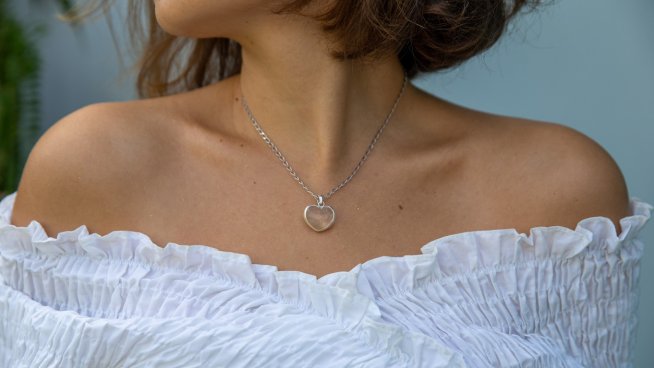 Как да предотвратите появата на бръчки в областта на шията? Снимка: istock