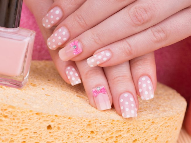 Маникюри с нежни точици (галерия)