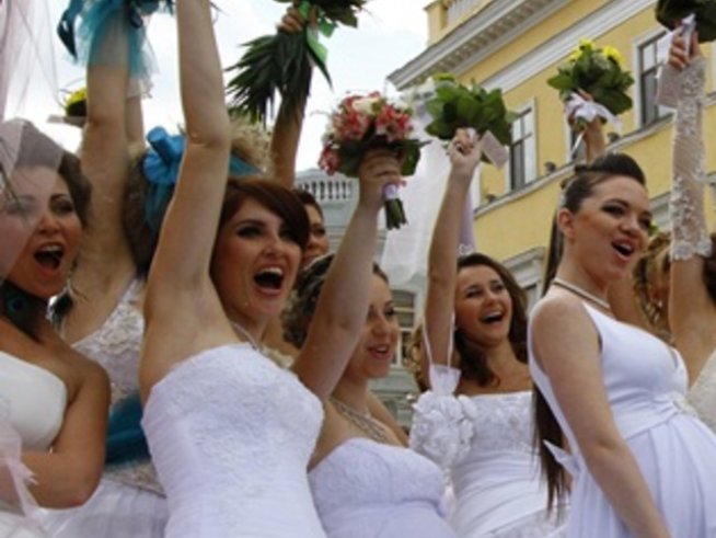 50 булчински рокли на парад в Одеса