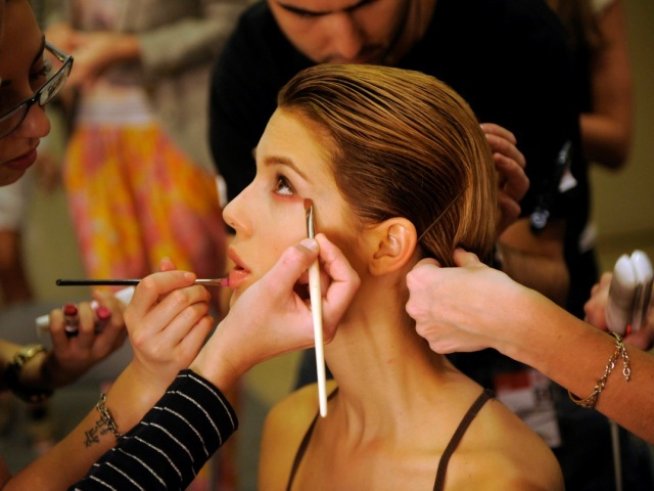 Как да освежим кожата около очите