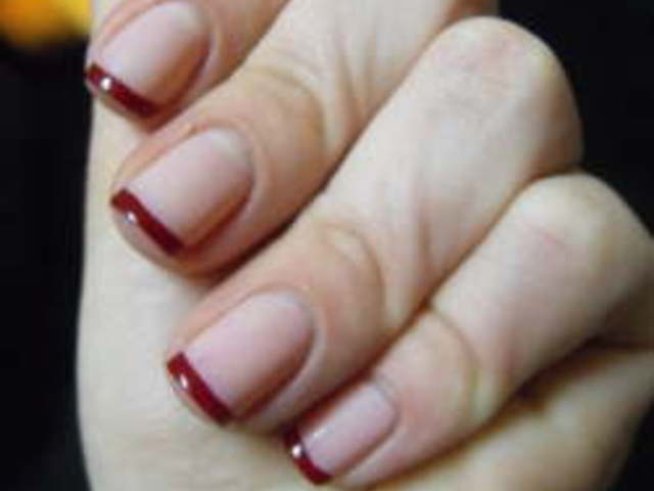 Френски маникюр в червено