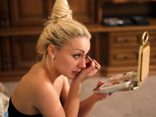 Козметика за офиса – сложете поне крем и червило