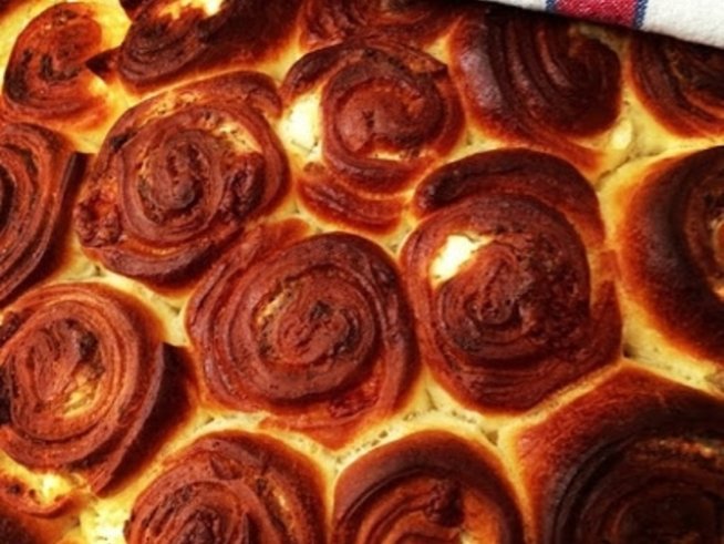 1 кубче мая 
300 г сирене
200 г кашкавал
1 ч.ч. прясно мляко
2 яйца
4 ч.ч. брашно
1 ч.л. сол
1ч.л. захар
1 с.л. олио
1 с.л. оцет
олио за намазване