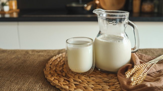 Прясното мляко е сред продуктите, които не бива да се консумират сурови. Снимка: istock