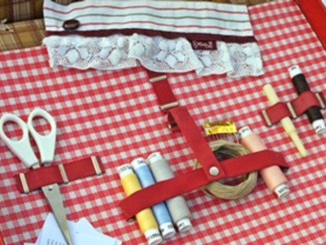 Кутийка с шивашки принадлежности за спешни случаи