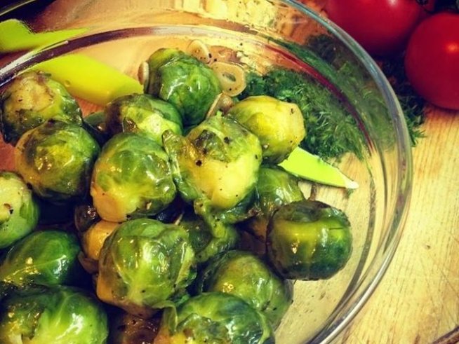 500 г брюкселско зеле
100 г масло
4-5 скилидки чесън
лимонов сок
черен пипер
сол
