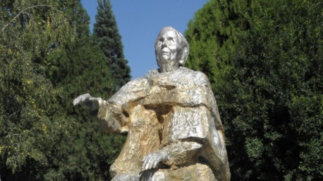Паметник на баба Ванга. Снимка: БГНЕС.