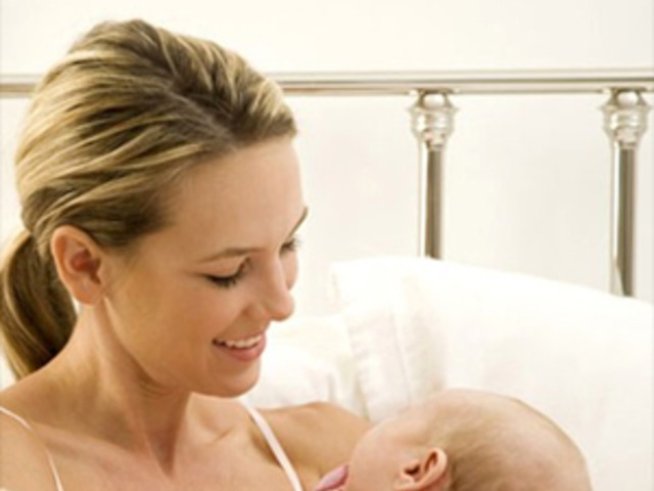 Платеният отпуск по майчинство става една година