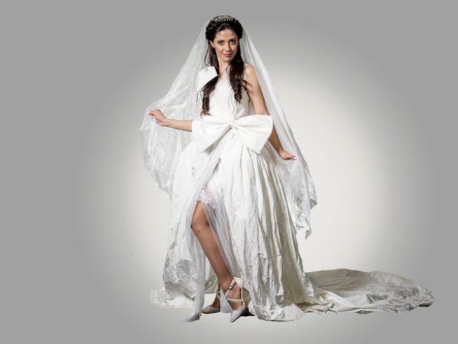 В ролята на булката за първи път влиза младата актриса Йоанна-Изабелла Върбанова.