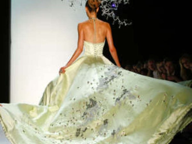 Рокля с гол гръб – как да изглеждате перфектно?