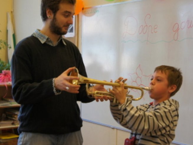 Класическата музика бори чалгата в клас