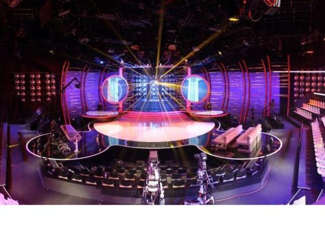 100 кг перуки и 50 чифта лещи преобразяват български звезди в световни