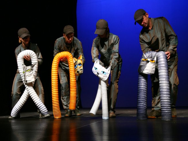 Снимка: Столичен куклен театър, „История за чайка и банда котараци”