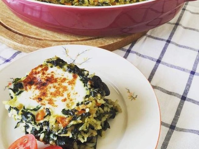 1 кг пресен спанак
1 ч.ч. ориз
100 г черни маслини
4 яйца
1 глава лук
1 морков
2-3 скилидки чесън
зехтин
черен пипер и сол
подправка чили кон карне
2 ч.ч. вода