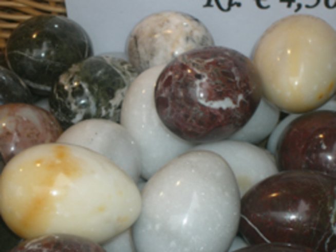 Каменни яйца бият кокошите