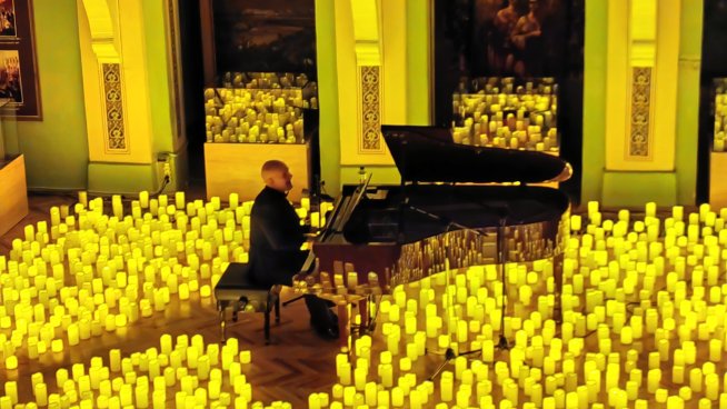 17 000 свещи и незабравима вечер с музиканта Боби Вълчев в Античния театър в Пловдив. Снимка: PR архив