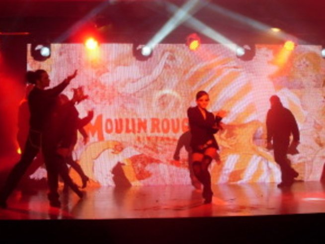 Прически в стил Мулен Руж