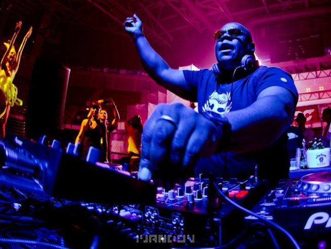 Култовият Carl Cox идва в София с помощта на водка FLIRT
