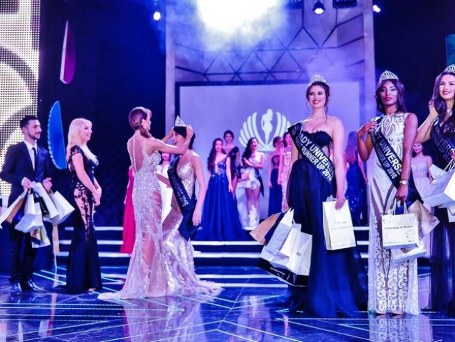 Цвети Разложка, връчи короната на победителката Мина Попова