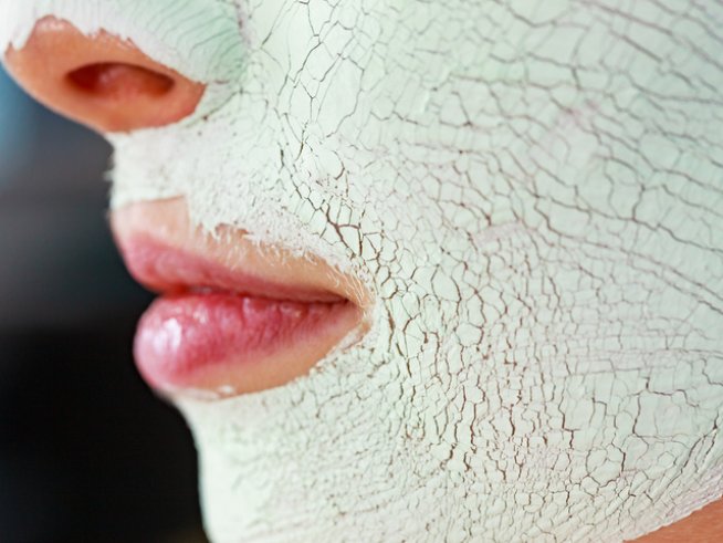 Маската с глина се счита за много ефективно средство срещу черни точки. Снимка: istock