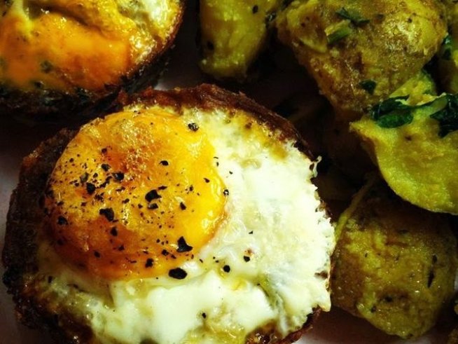 500 г кайма 
2-3 кисели краставички, нарязани на ситно
12 яйца
1 морков от туршия, нарязан на ситно
няколко мариновани гъби, нарязани на ситно
2-3 смачкани скилидки чесън 
ронена чубрица
кимион 
черен пипер 
1 глава едро нарязан лук 
1/2 връзка едро нарязан магданоз
сол 
