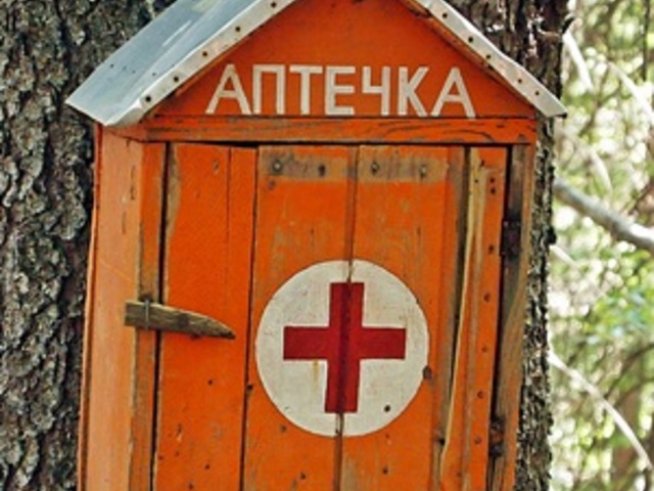 Аптечки за първа помощ предлагат цигари и дамски превръзки