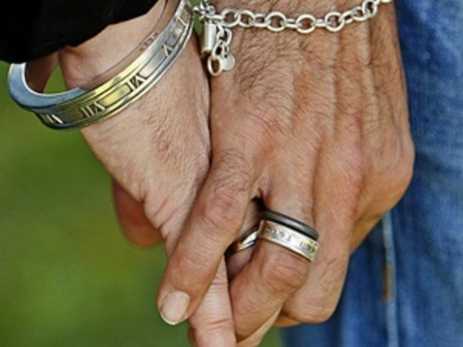 Мъжете носят сватбен пръстен от ден до пладне