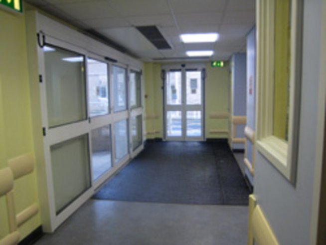 Силви Вартан дава 72 000 евро за български болници