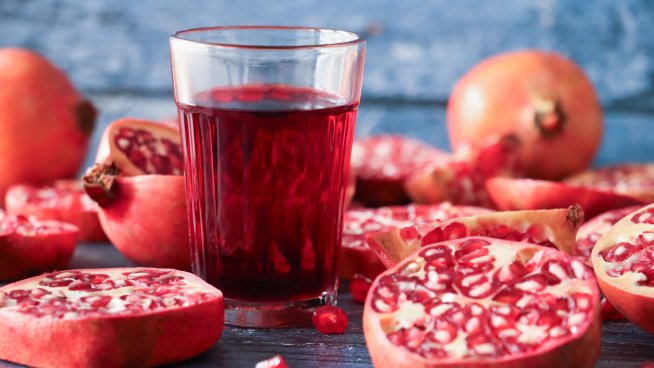 Пийте сок от нар за здраво сърце и венци . Снимка: istock