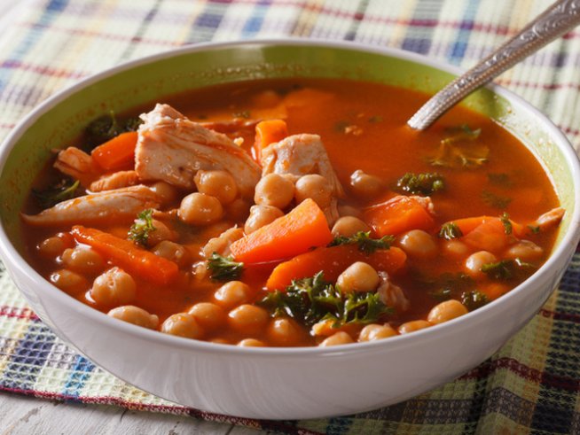 500 г пилешко филе

200 г сварен нахут от консерва

2 зелени чушки

2 червени чушки

2 моркова

2 чаши бяло вино

2 щипки сол

2 щипки черен пипер

1 щипка червен пипер

2 скилидки чесън

1 глава кромид лук

1 щипка розмарин

1 супена лъжица брашно

50 мл олио