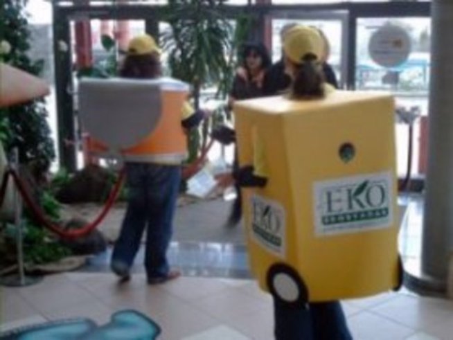 Деца се учат да събират разделно