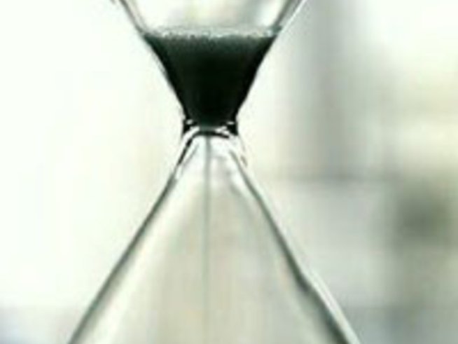 Пясъчен часовник в сиво