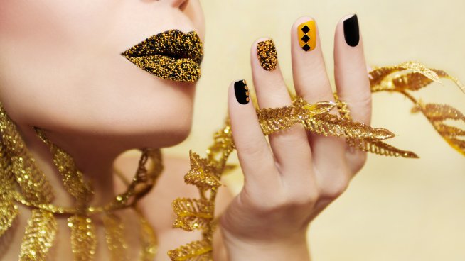 Ярък летен маникюр в златно