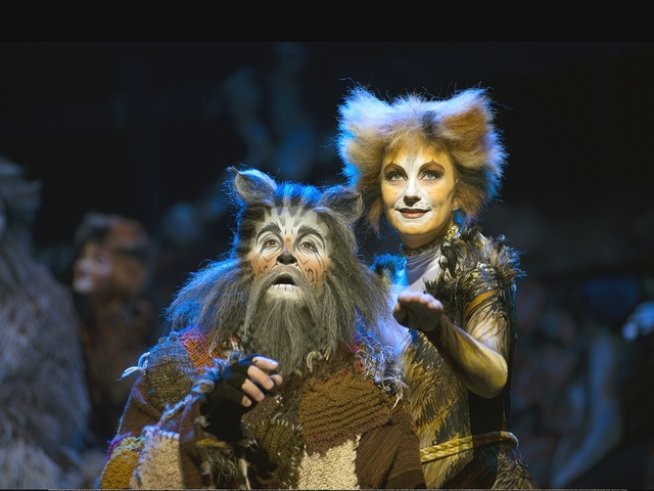 Два дни ще изграждат сцената и декора за мюзикъла „Котки“