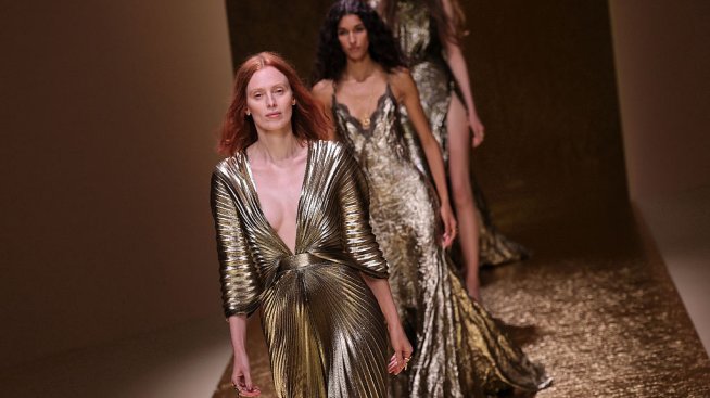 Златист и сребрист блясък във визията за пролет/лято 2026 от Roberto Cavalli .Снимка: Getty