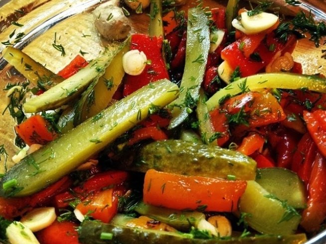 4-5 червени чушки от буркан 
2-3 кисели краставички 
2-3 скилидки чесън 
копър 
зехтин 
балсамико 
сол, черен пипер