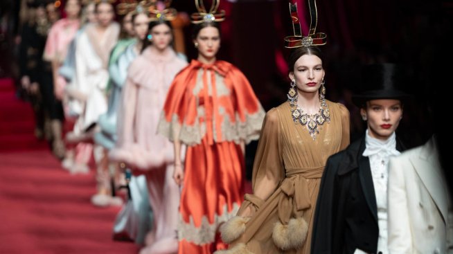 Как да носим цвета на 2025 Mocha Mousse.Снимка: Getty