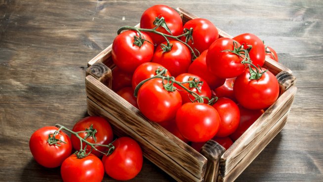 За идеално сочни, месести домати, съхранявайте ги на плота на стайна температура. Снимка: istock