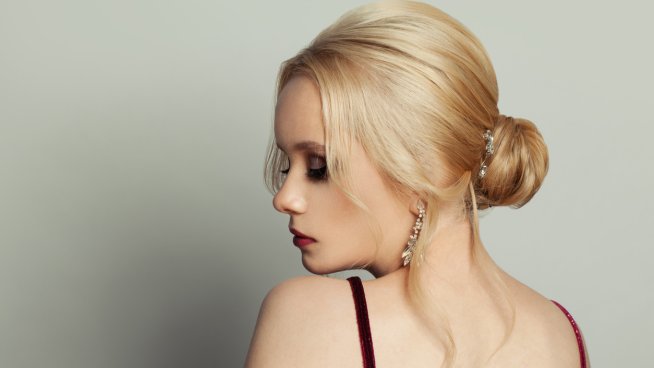 Стилна руса прическа с кок