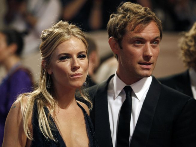 Джъд Лоу и Сиена Милър имаха една от най-бурните връзки в шоубизнеса, с множество скандали и изневери. Снимка: Reuters