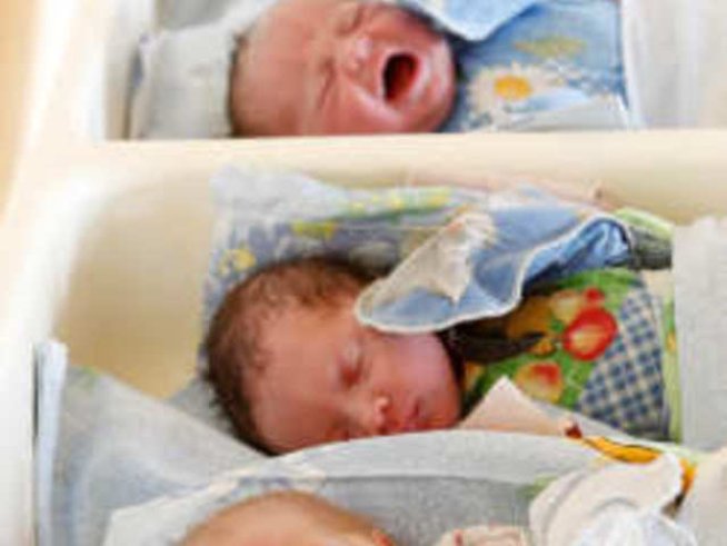 Защо бебето ми спи непрекъснато?