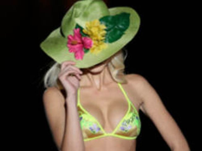 Шапката – аксесоар №1 за плажа