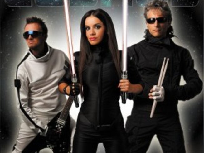 Елица Тодорова пее вързана за орбитрон в новия им клип със Стоян Янкулов