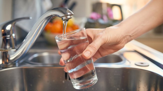 Защо трябва да пиете чаша вода след събуждане? Снимка: istock