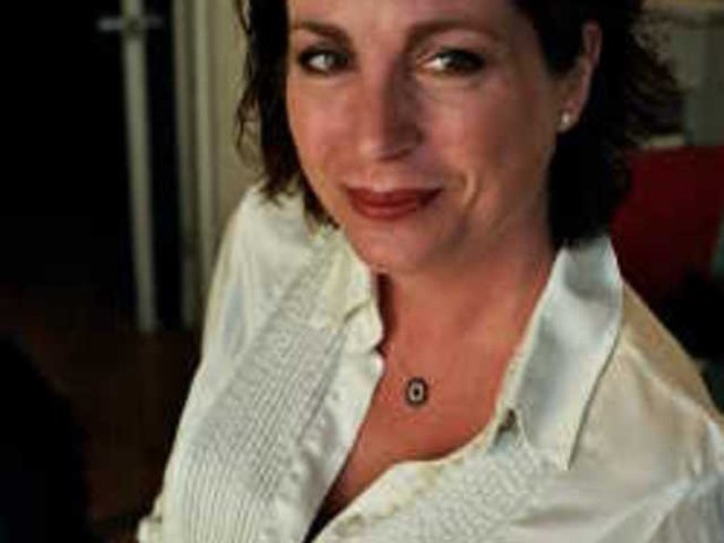 Съвети от д-р Сара Бърнет как да преглеждаме сами гърдите си